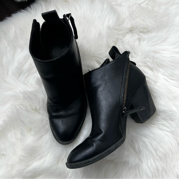 Black ankle booties size 6, good condition - Picture 2 of 4